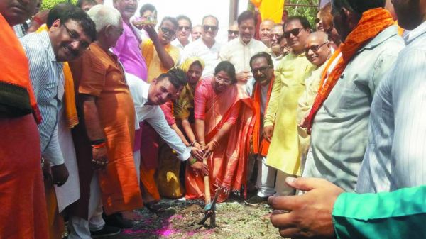 मेयर ने किया उद्यान निर्माण का भूमिपूजन