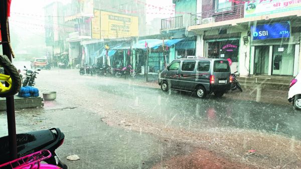 आंधी-तूफान के साथ  बारिश, ओले गिरे 