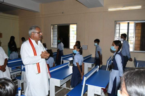 छात्रा ने मुख्यमंत्री से पूछा फिटनेस का राज, जवाब मिला,  किसानी, योगा और तैराकी