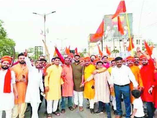 परशुराम की जयंती पर ब्राम्हण समाज से एकजुट होने की अपील, राहगीरों को पिलाया ठंडा पेय