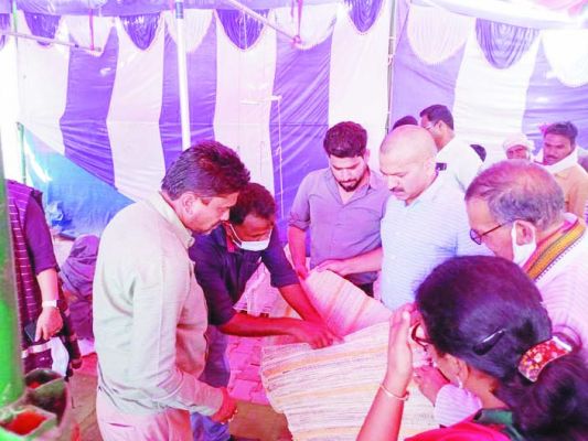 केला तना से रेशा बनाकर स्व सहायता समूह  की बहनें तैयार कर रही है सजावटी सामान