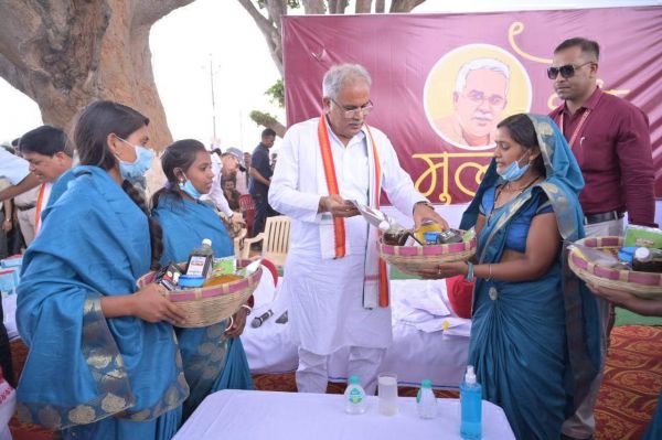 कुसमी की महिलाएं बन रही हैं स्वावलंबी, स्थानीय उत्पादों के जरिए कर रही हैं आर्थिक तरक्की