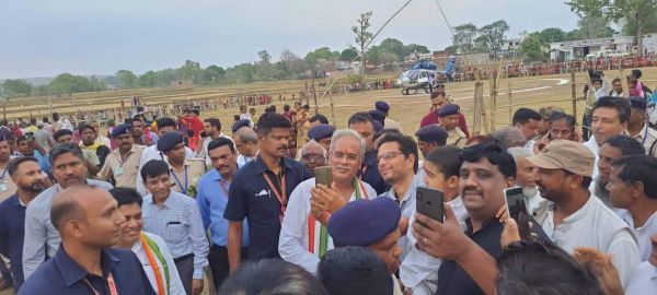 बरियों में सीएम के साथ सेल्फी लेने होड़