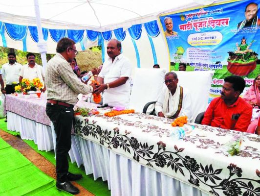 गौठानों में माटी पूजन कर मनाई अक्ती 