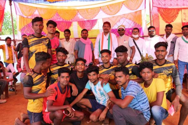 नारायणपुर विधायक के हाथों कबड्डी विजेता पुरस्कृत
