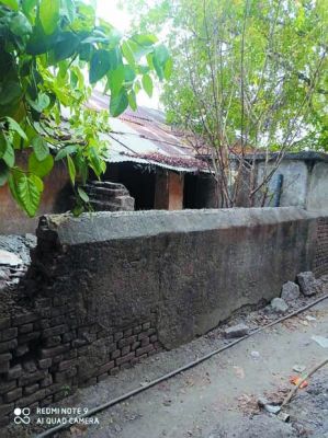 एसडीएम ने देखी सौ साल पुराने स्कूल भवन की दुर्दशा 