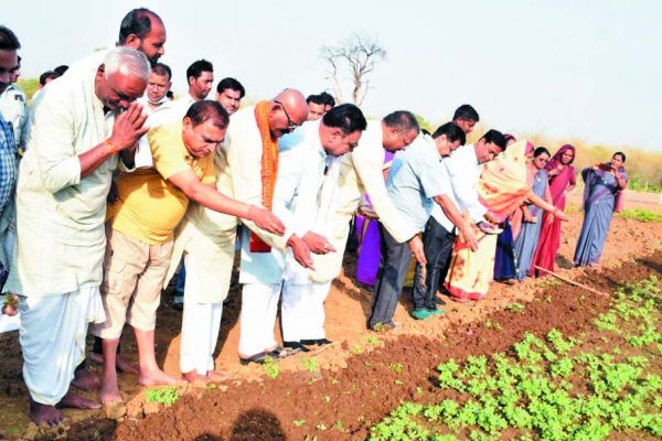 अक्ती पर किसानों सहित जनप्रतिनिधियों ने की माटी पूजन
