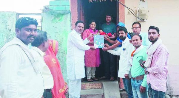 मुख्यमंत्री मितान योजना: 1 घंटे में जन्म प्रमाण पत्र लेकर पहुंचे महापौर