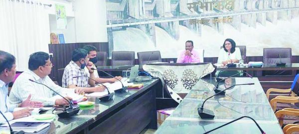 कलेक्टर ने अफसरों को फटकारा 