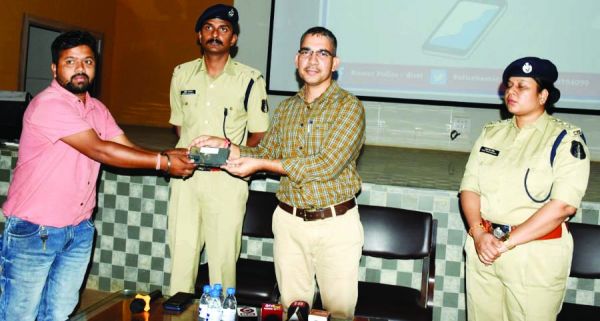 170 से अधिक मोबाइल पुलिस ने किया बरामद, मालिकों को सौंपा