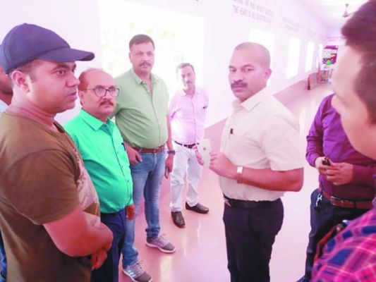 खाद-बीज की उपलब्धता जांची, आत्मानंद स्कूल भी देखा 