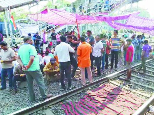 स्टॉपेज की मांग को ले रेल रोको आंदोलन