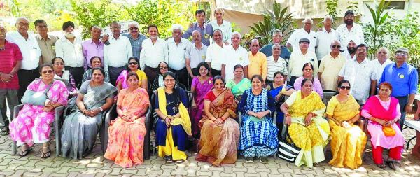 खूब जमा रंग जब 50 बरस बाद एक साथ मिले कई स्कूली दोस्त
