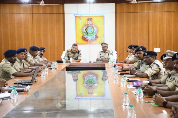 पहले प्रशाासनिक दौरे में आईजी पहुंचे मानपुर