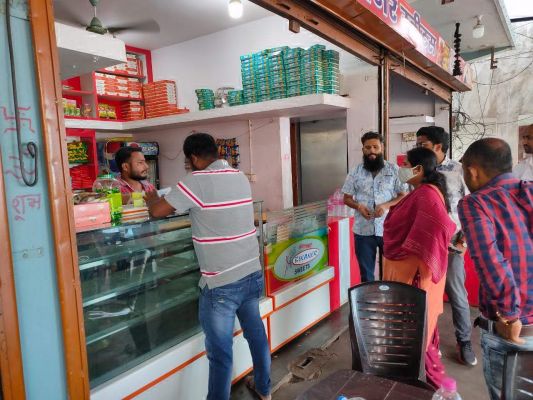 कालातीत खाद्य पदार्थों को किया नष्ट