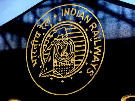 पेयरिंग रैक के देरी से पहुंचने के कारण आधा दर्जन से ज्यादा ट्रेनों को देर से किया रवाना