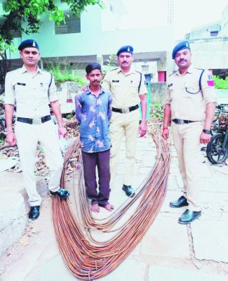 छड़ का बंडल चोरी कर तालाब में छुपाया, गिरफ्तार