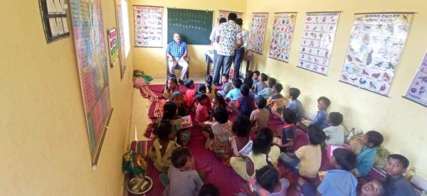 कलेक्टर ने ईंट भट्ठा मजदूरों के बच्चों की पढ़ाई का लिया जायजा, की बातचीत