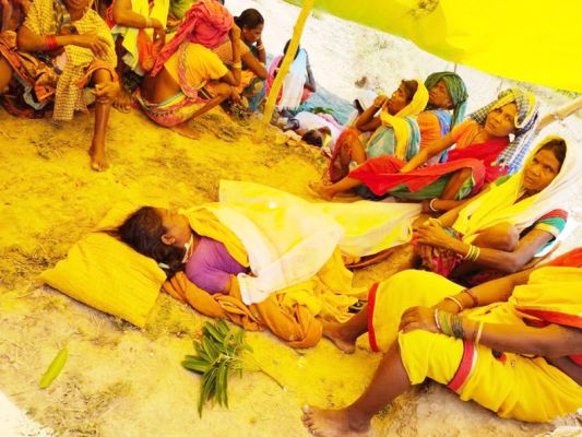 पत्नी को करंट से तड़पता देख पति पहुँचा छुड़ाने, दोनों की मौत