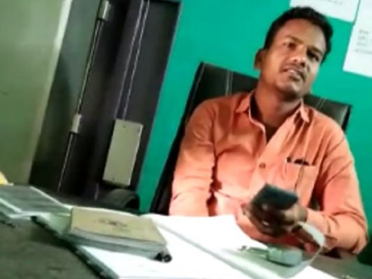 रिश्वत लेने का वीडियो वायरल होने के बाद पटवारी पहले सस्पेंड, फिर भाई सहित गिरफ्तार