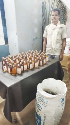 किराना दुकान से विदेशी शराब जब्त, संचालक गिरफ्तार