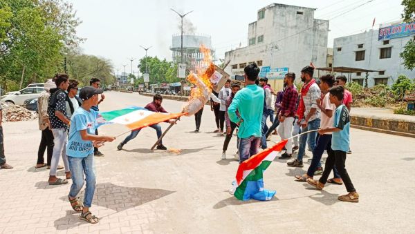 छग में 30 से ज्यादा ट्रेनें रद्द, विरोध में एनएसयूआई ने सांसद निवास के सामने फूंका पीएम का पुतला
