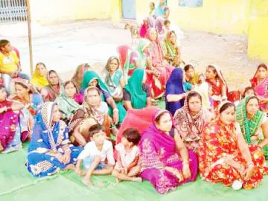 गांव में शांति व्यवस्था स्थापित करने के उद्देश्य से पुलिस ने लगाई जन चौपाल