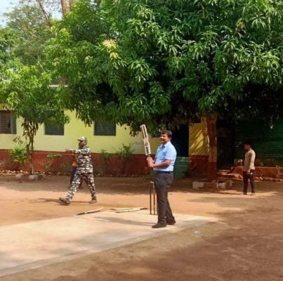 कलेक्टर, एसपी ने वनांचल के युवाओं के साथ खेला क्रिकेट