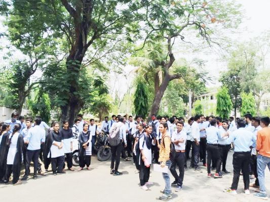 पॉलिटेक्निक कॉलेज में छात्रों का हंगामा