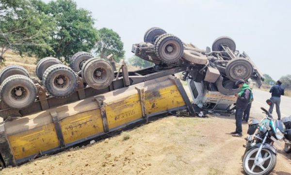 कोयला लोड ट्रेलर अनियंत्रित होकर पलटी