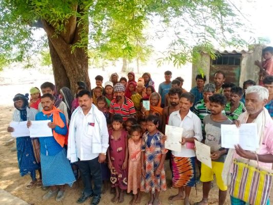 एक दर्जन पहाड़ी कोरवा आदिवासियों की जमीन पर शिक्षक द्वारा कब्जा का आरोप