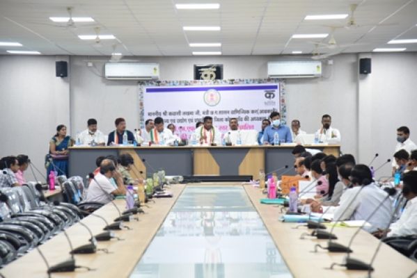 लखमा ने जिले के विकास कार्यों की ली समीक्षा बैठक