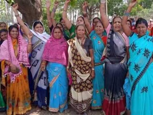 स्पंज आयरन कंपनी के खिलाफ महिलाओं ने खोला मोर्चा, निकाली रैली