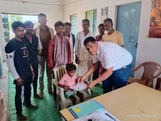 दिव्यांगजनों की मदद के लिए आगे आए कलेक्टर