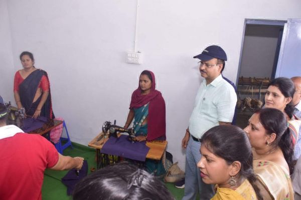 कलेक्टर ने देखा महिला समूह का हुनर