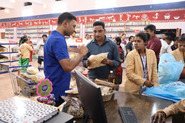 हफ्ते भर में सी-मार्ट में 13 लाख से ज्यादा की हुई बिक्री