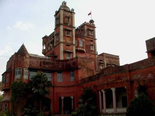 राजपरिवार का झंडा उतारकर सारंगढ़ महल में फहराया भगवा झंडा मामला पहुंचा थाने, जांच शुरू
