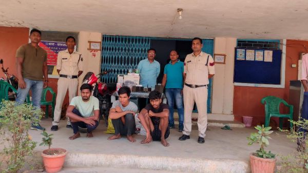 मोबाइल दुकान में चोरी, तीन आरोपी गिरफ्तार