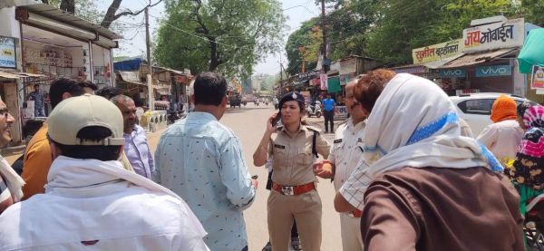 देखें VIDEO :  बैंक में 25 लाख जमा करने जा रहे कारोबारी का गिरा बैग