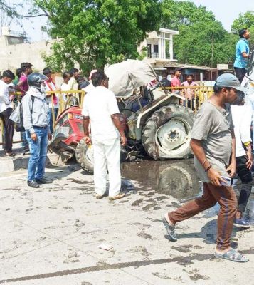  ट्रेलर ने ट्रैक्टर को मारी टक्कर, दोनों चालक गंभीर