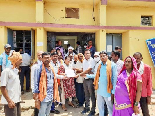 पटवारी की शिकायत लेकर भाजयुमो नेता नवापारा तहसील पहुंचे, सौंपा ज्ञापन