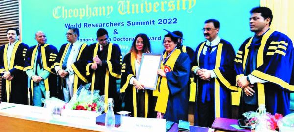 अल्का को पीएचडी की मानद उपाधि
