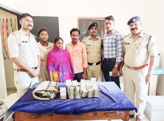 सडक़ से 25 लाख से भरा बैग उठाकर फरार दंपत्ति गिरफ्तार, नगदी बरामद