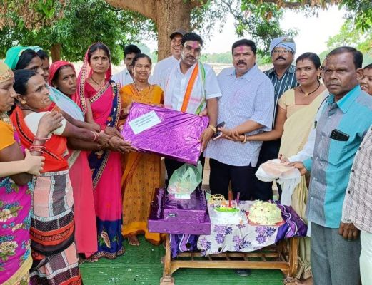 ब्लॉक अध्यक्ष ने गौठान में बनाया जन्मदिन