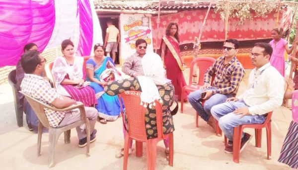 बारात आने से पहले आ गई टीम, दूल्हा ने अफसरों को धमकाया, पुलिस के आने पर माना