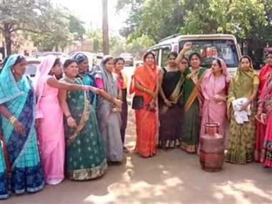 महिला कांग्रेस का महंगाई के विरोध में धरना-प्रदर्शन