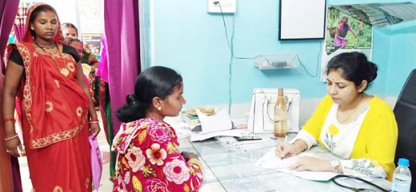 सामु.स्वा. केंद्र में गर्भवतियों की जांच