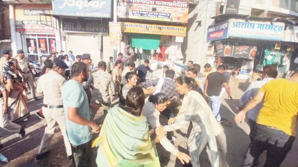 भाजपा महिला मोर्चा ने फूंका सीएम का पुतला, पुलिस से धक्का- मुक्की