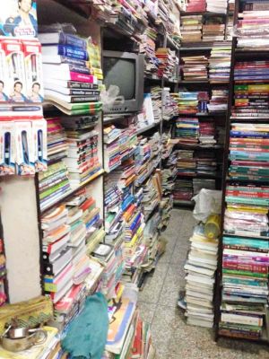 निजी स्कूल संचालकों के दबाव से महंगे दाम पर कापी-पुस्तक खरीद रहे पालक