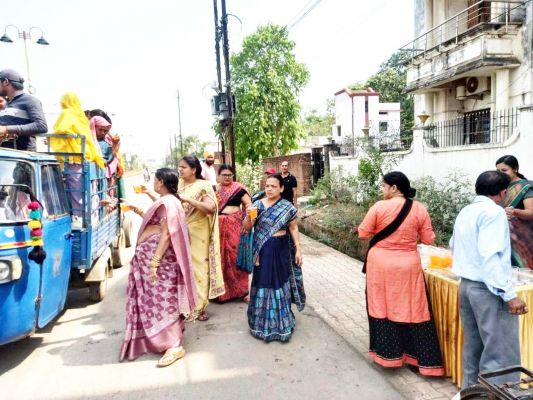 शीतल पेय रसना का वितरण